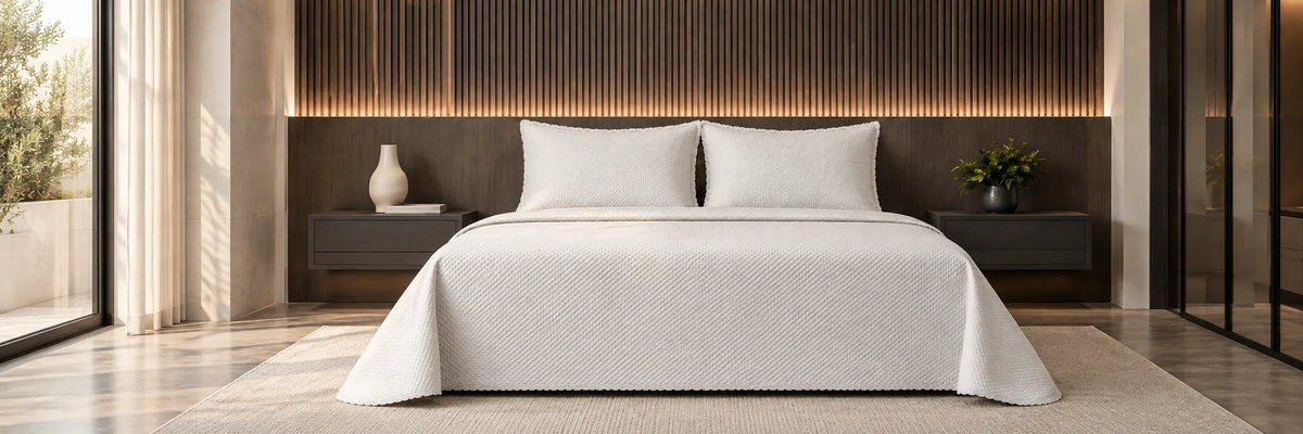 Cobre-leito branco texturizado em cama de casal