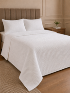 Cobre-leito matelassê off white na cama de casal