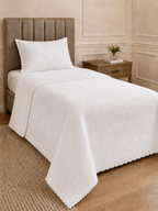 Cobre-leito matelassê off white na cama de solteiro