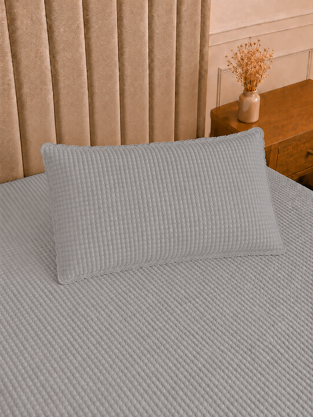 Kit cobre-leito matelassê cinza claro com verso branco dobrado com porta-travesseiro