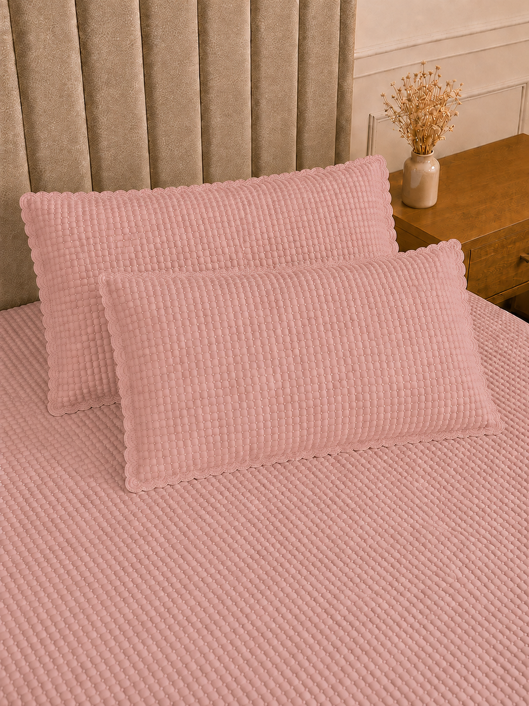 Kit cobre-leito matelassê rosa dobrado com porta-travesseiros (2 unidades)