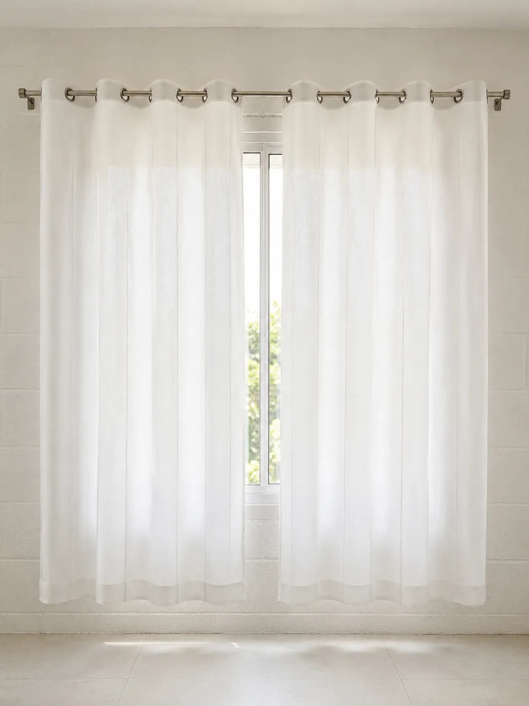 Cortina Sutille Trend branco em ambiente com luz natural