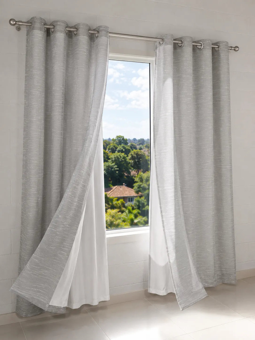 Cinza | Cortina Sutille Trend cinza instalada na janela