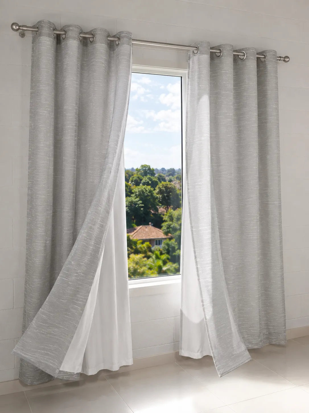 Cinza | Cortina Sutille Trend cinza instalada na janela