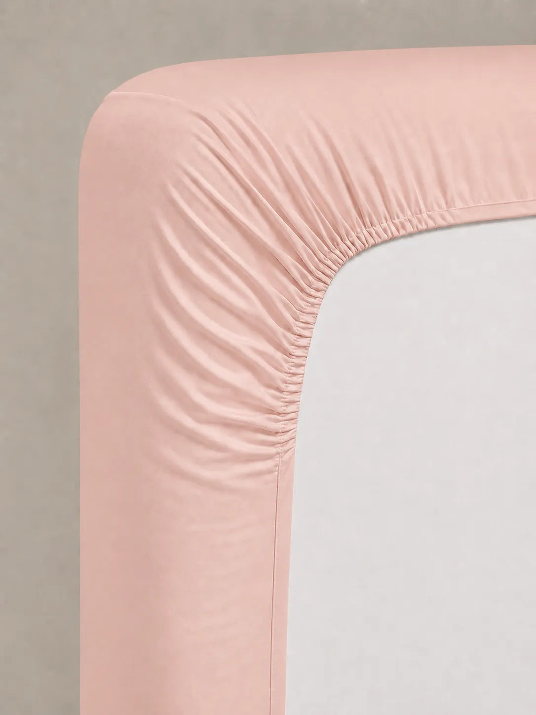 Lençol de baixo com elástico rosa ajustado no colchão
